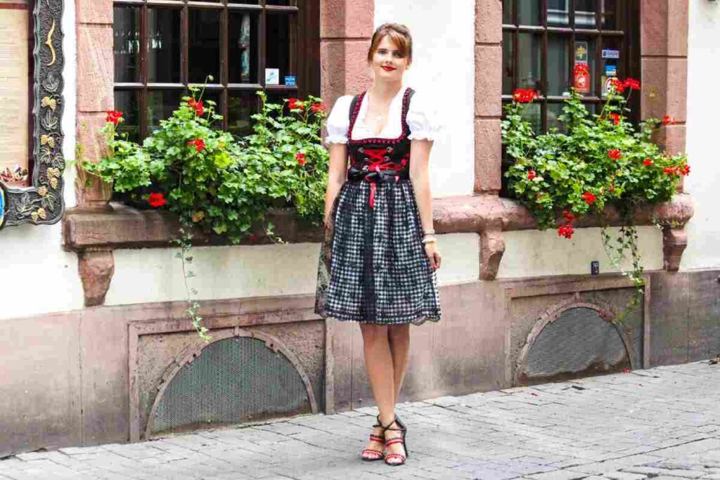 The Drindl Goes Couture: Drindl Styling Influenced in Fashion Trends Drindl Styling